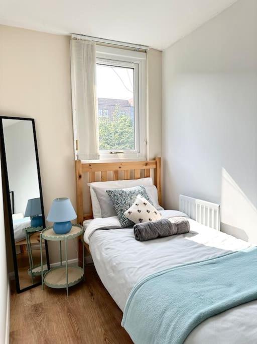 6 Guests House Old Trafford,Media City,City Centre, Free Parking แมนเชสเตอร์ ภายนอก รูปภาพ