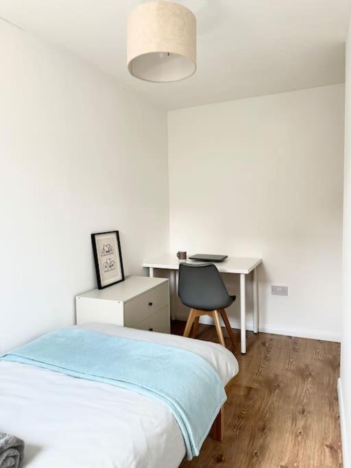 6 Guests House Old Trafford,Media City,City Centre, Free Parking แมนเชสเตอร์ ภายนอก รูปภาพ