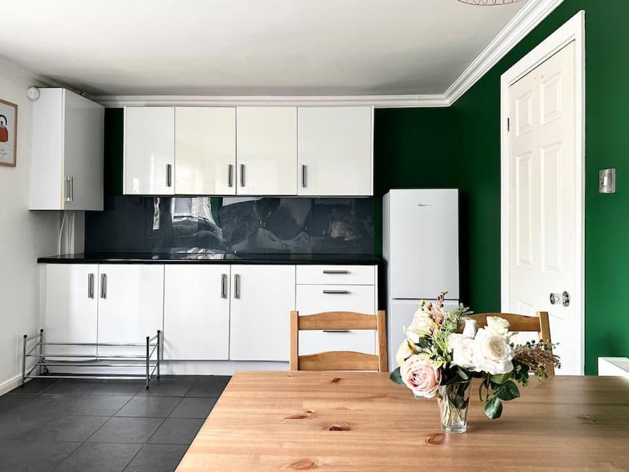 6 Guests House Old Trafford,Media City,City Centre, Free Parking แมนเชสเตอร์ ภายนอก รูปภาพ