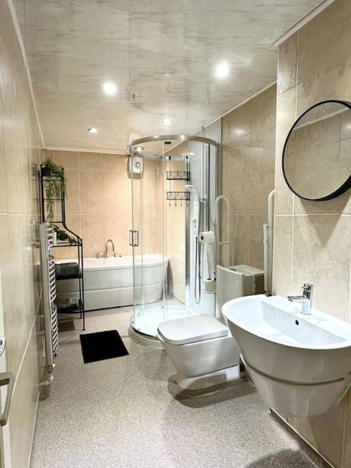 6 Guests House Old Trafford,Media City,City Centre, Free Parking แมนเชสเตอร์ ภายนอก รูปภาพ