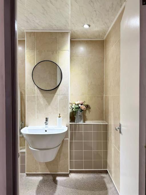 6 Guests House Old Trafford,Media City,City Centre, Free Parking แมนเชสเตอร์ ภายนอก รูปภาพ