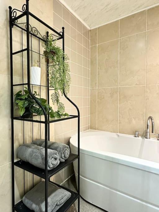 6 Guests House Old Trafford,Media City,City Centre, Free Parking แมนเชสเตอร์ ภายนอก รูปภาพ